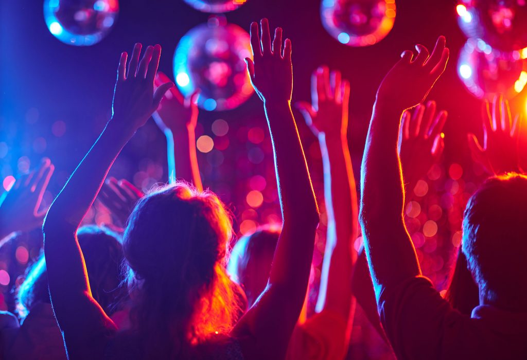 Gasten dansen op feest | SunlineMusic