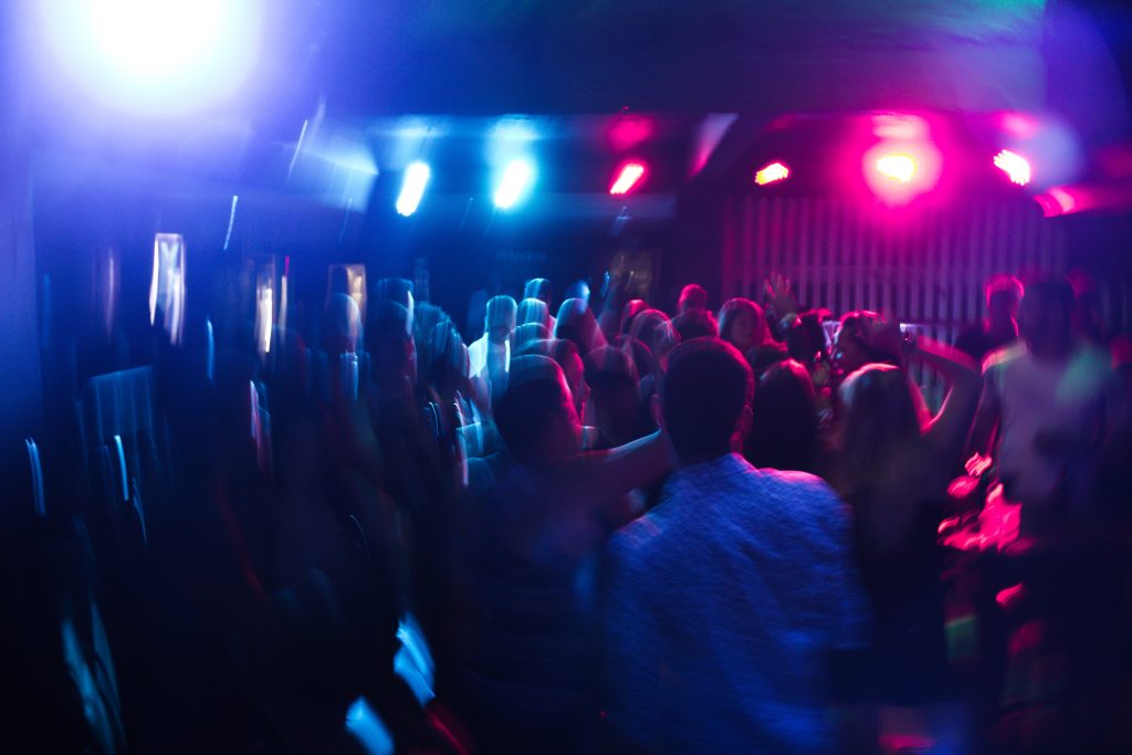 Gasten dansen op feest | SunlineMusic