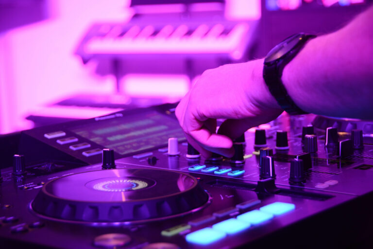 Draaien op feest DJ show | SunlineMusic | Sound | Light | Entertainment
