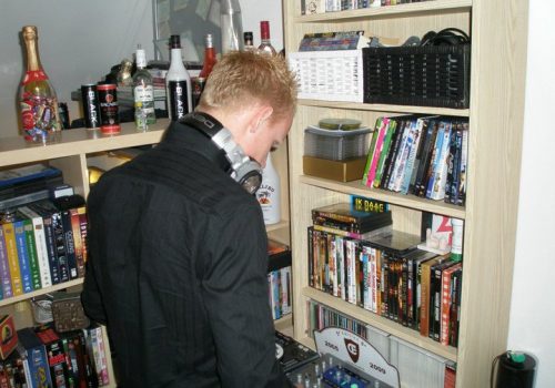 Uit de oude doos, DJ Sun-RG aan het oefenen | SunlineMusic | Sound | Light | Entertainment Uit de oude doos, DJ Sun-RG aan het oefenen | SunlineMusic | Sound | Light | Entertainment